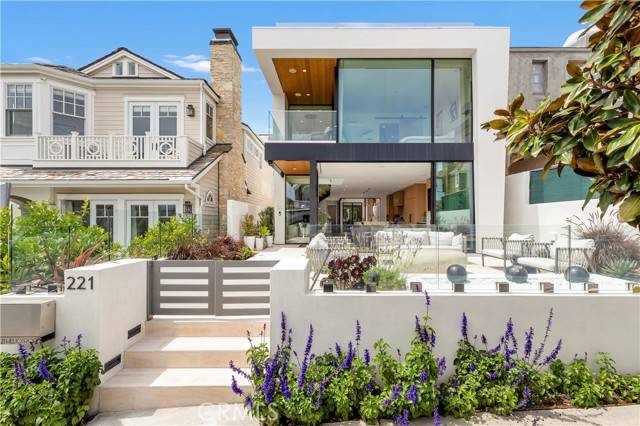 Corona Del Mar, CA 92625,221 Heliotrope Avenue