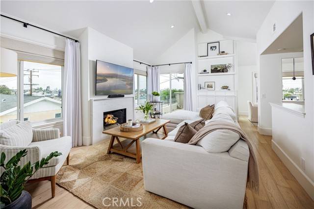 Corona Del Mar, CA 92625,423 Poppy Avenue