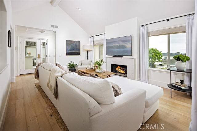 Corona Del Mar, CA 92625,423 Poppy Avenue