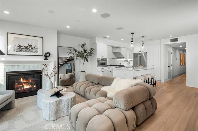 Corona Del Mar, CA 92625,512 Marguerite Avenue