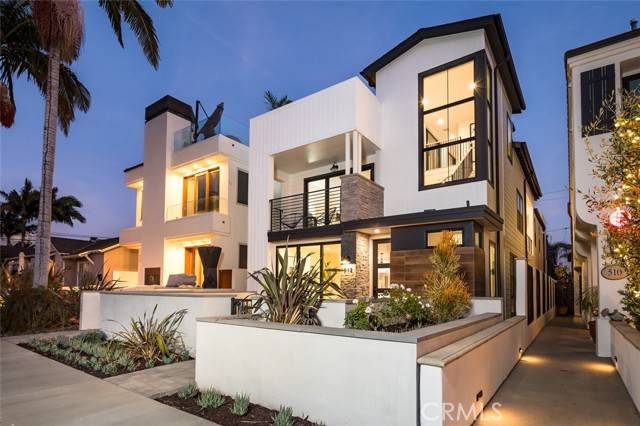 Corona Del Mar, CA 92625,512 Marguerite Avenue