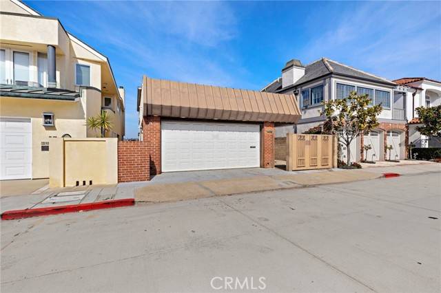 Newport Beach, CA 92661,1436 W Bay Avenue