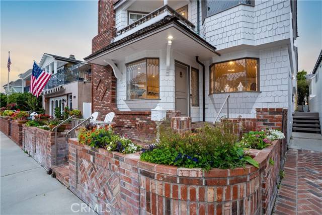 Newport Beach, CA 92662,211 Pearl Avenue