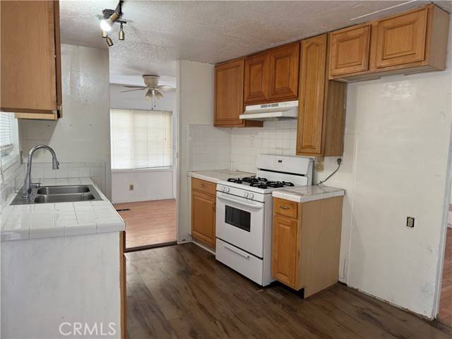 Anaheim, CA 92801,24 Spruce Via