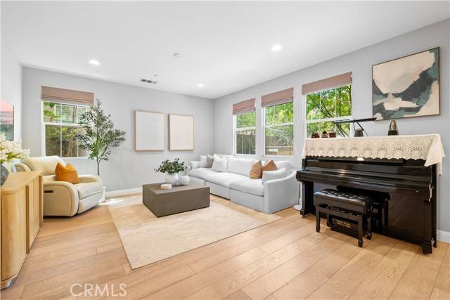 Irvine, CA 92618,228 Wicker