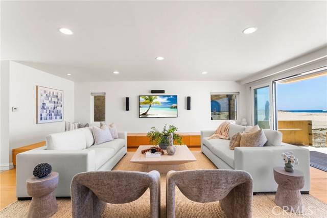 Newport Beach, CA 92661,1554 E Oceanfront