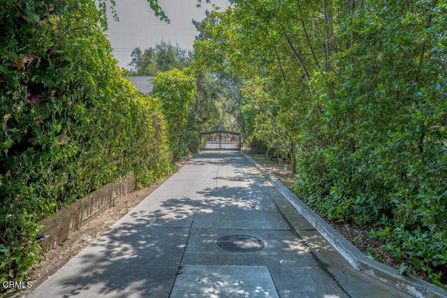 La Canada Flintridge, CA 91011,4925 Oakwood Avenue