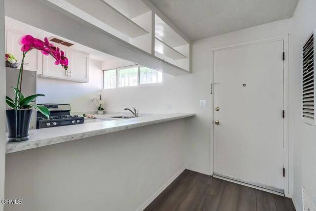 Los Angeles, CA 90039,2359 Glendale Boulevard #2