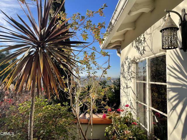 Los Angeles, CA 90069,8855 St Ives Drive