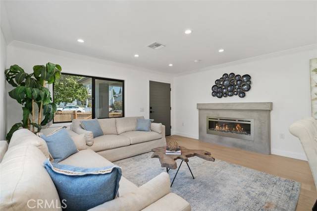 Los Angeles, CA 90027,4366 Camero Avenue