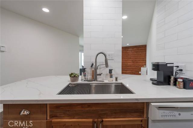 Redondo Beach, CA 90277,660 The Village #204