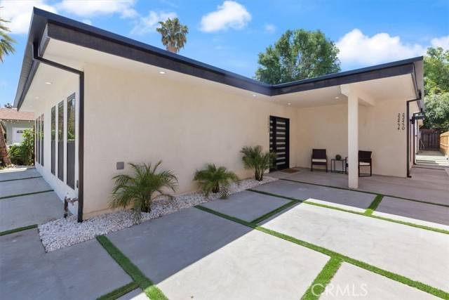 Woodland Hills, CA 91367,22452 Dolorosa Street