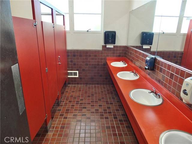 Rancho Dominguez, CA 90220,2601 E Victoria #326