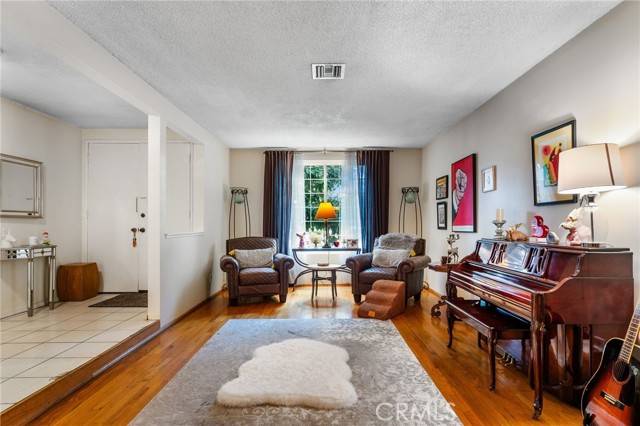 Van Nuys, CA 91405,6627 Columbus Avenue