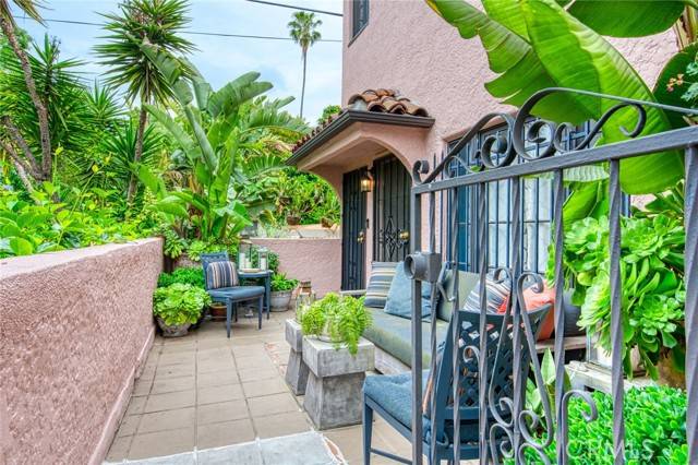 Los Angeles, CA 90019,4912 Edgewood Place
