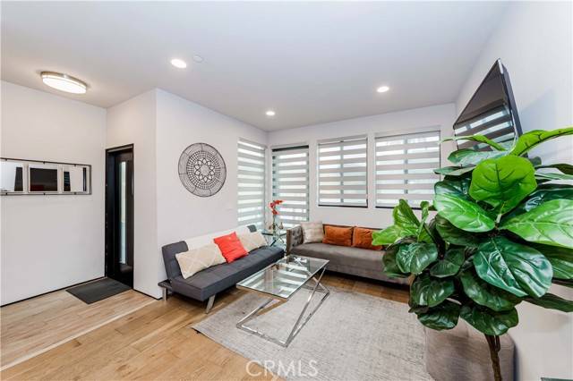Los Angeles, CA 90019,1238 S Muirfield Road