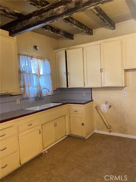 Compton, CA 90220,1713 W 165th Street