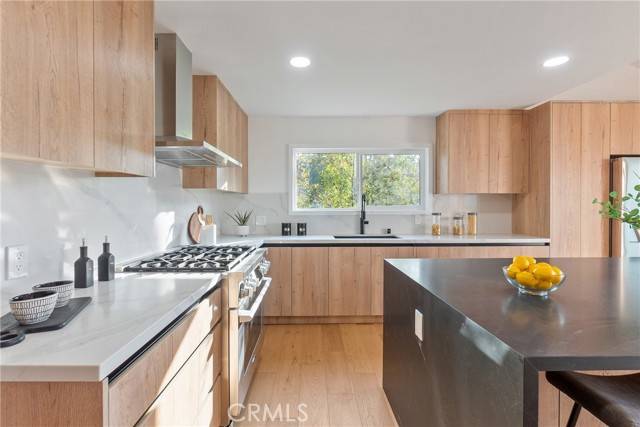 Woodland Hills, CA 91364,5166 Marmol Drive