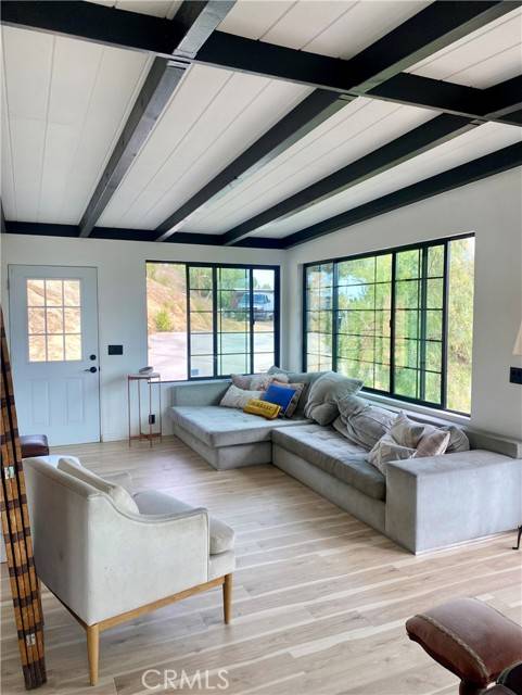 Chatsworth, CA 91311,9552 Ventura Way