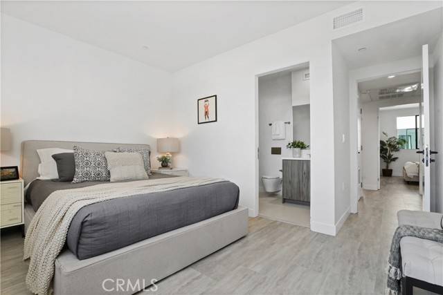 Van Nuys, CA 91411,6718 N Royce