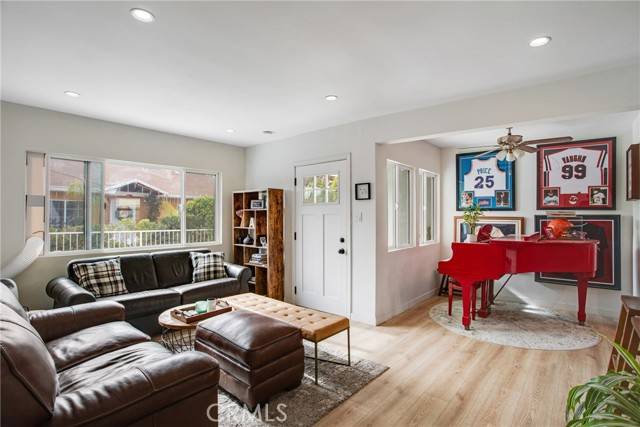 Van Nuys, CA 91406,7512 Woodley Avenue