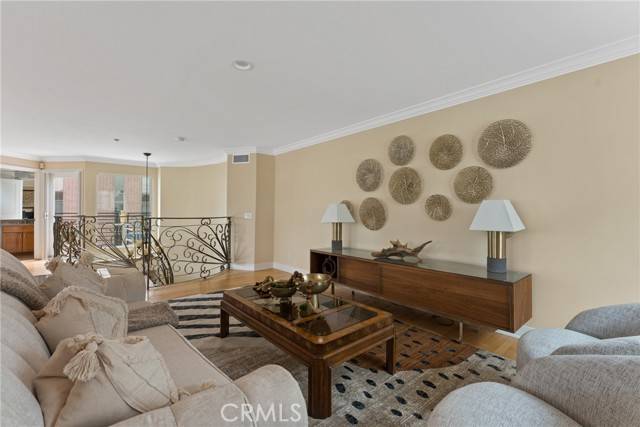 Los Angeles, CA 90049,1177 Wellesley Avenue #201