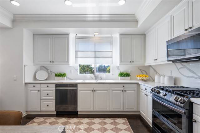 Hawthorne, CA 90250,5547 Strand #101