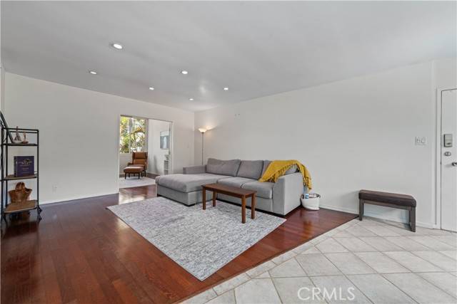 Los Angeles, CA 90046,1525 N Hayworth Ave #205