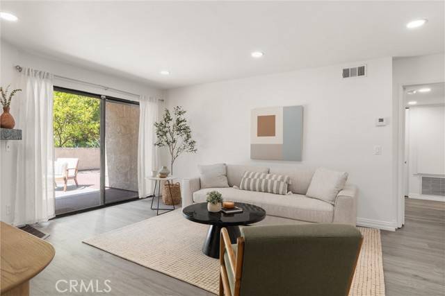 Los Angeles, CA 90042,4210 Via Arbolada #105