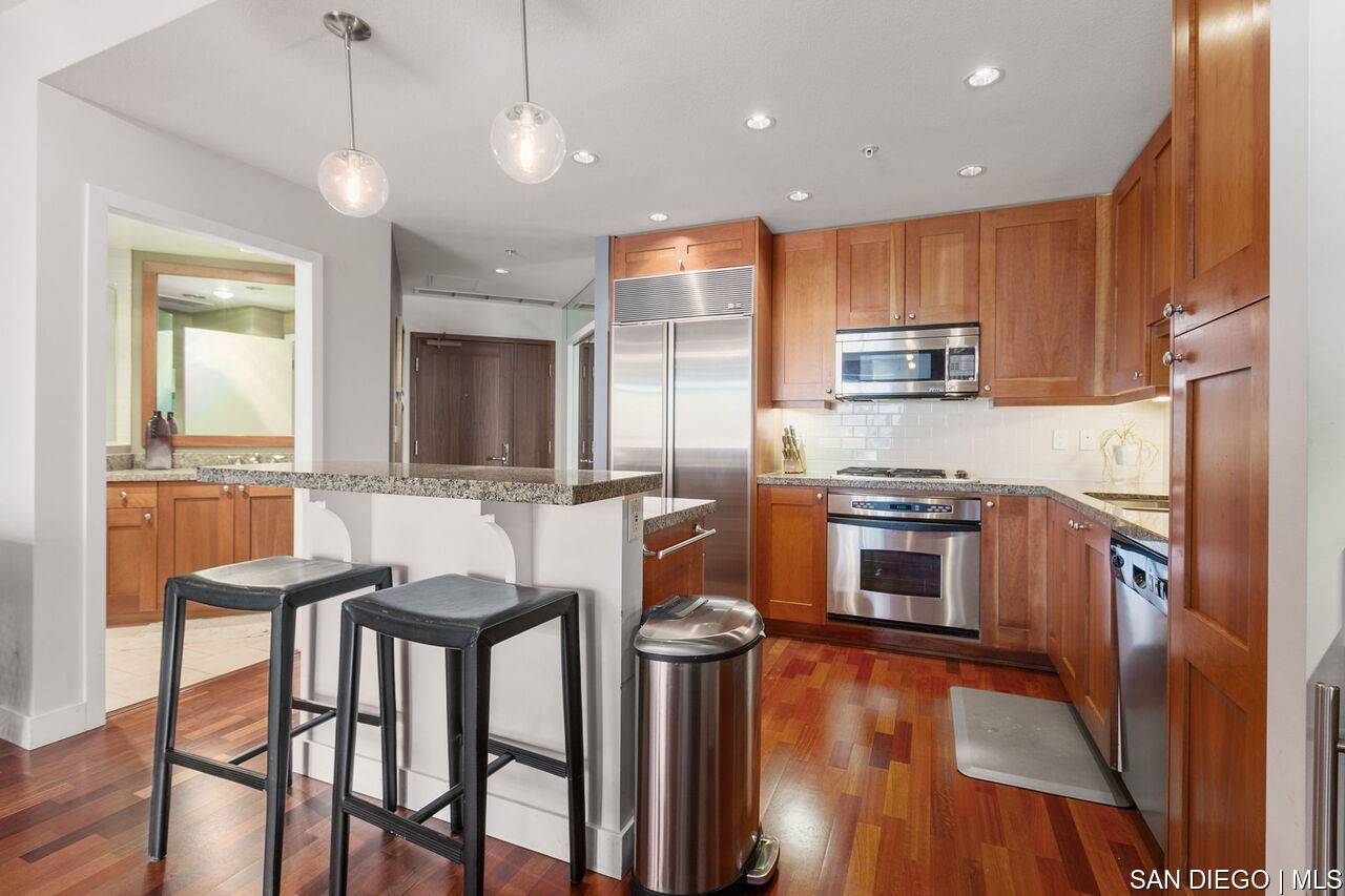 San Diego, CA 92101,700 W Harbor DR #806
