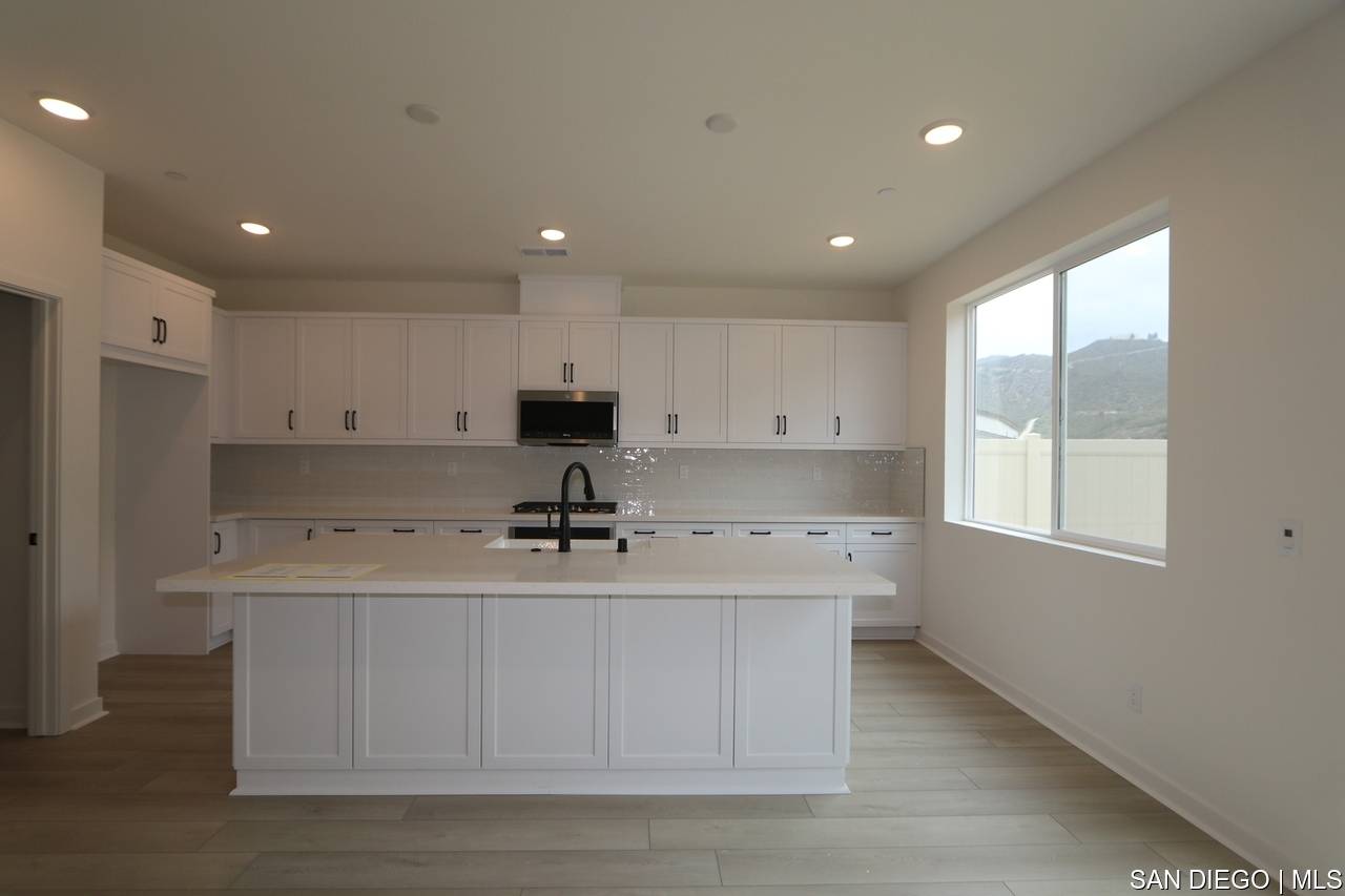 Fallbrook, CA 92028,637 Meadowood ST #317