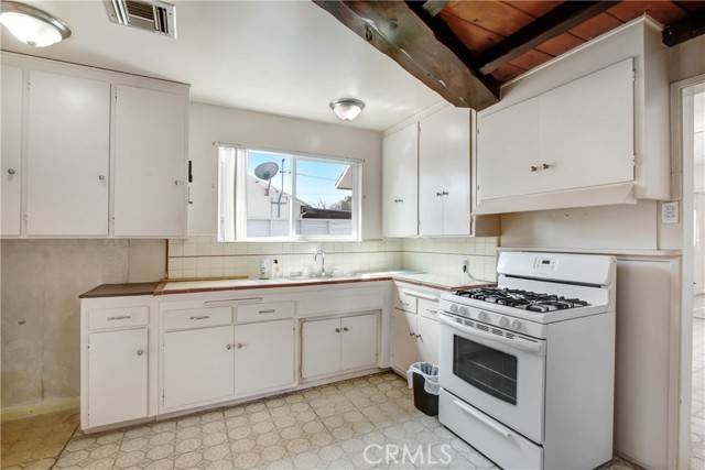 Van Nuys, CA 91406,7743 Paso Robles Avenue