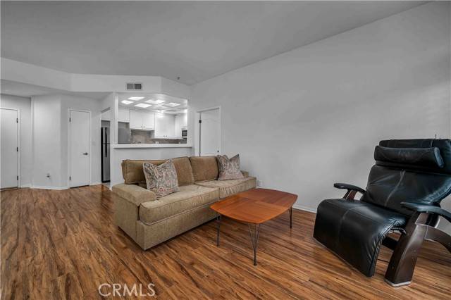 Sherman Oaks, CA 91423,4477 Woodman Avenue #113