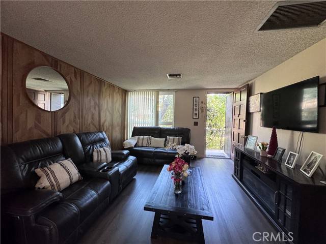 Van Nuys, CA 91405,7301 Lennox Avenue #B8