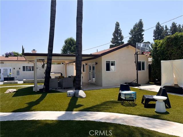Tarzana, CA 91356,5835 Topeka Drive