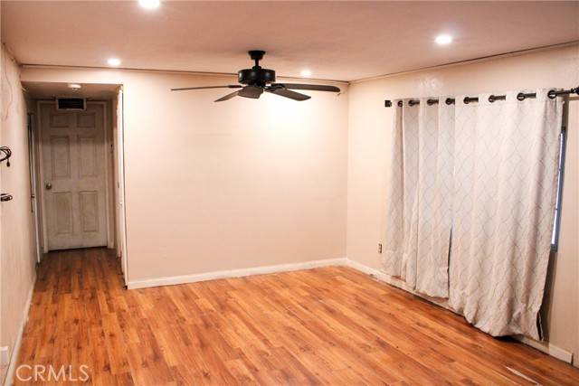 Pacoima, CA 91331,10471 Glenoaks #56
