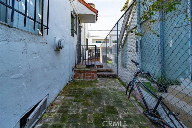 Los Angeles, CA 90019,4567 Pickford Street