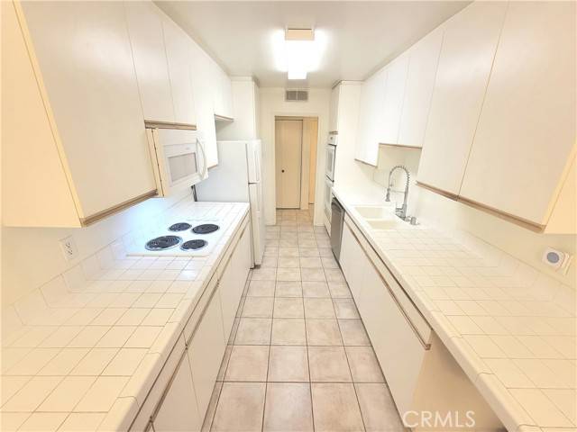 Sherman Oaks, CA 91423,14141 Dickens Street #112