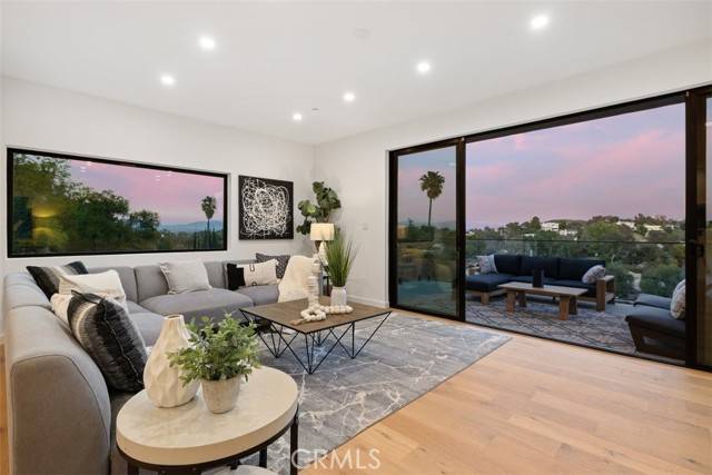 Woodland Hills, CA 91364,5221 Campo Road