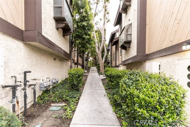 Newhall, CA 91321,24837 Apple Street #B