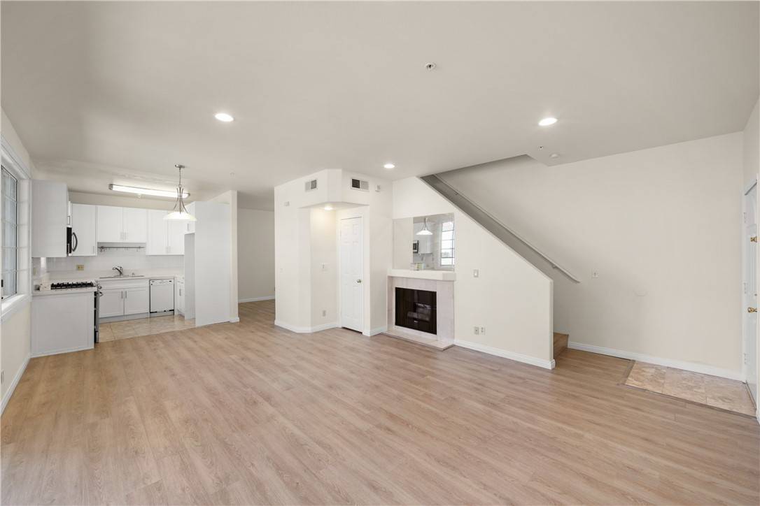 Reseda, CA 91335,18347 Saticoy Street #37