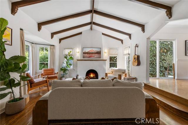 Los Angeles, CA 90048,8260 Oakwood Avenue