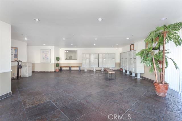 Reseda, CA 91335,19350 Sherman Way #207