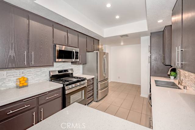 Sherman Oaks, CA 91423,13331 Moorpark Street #109