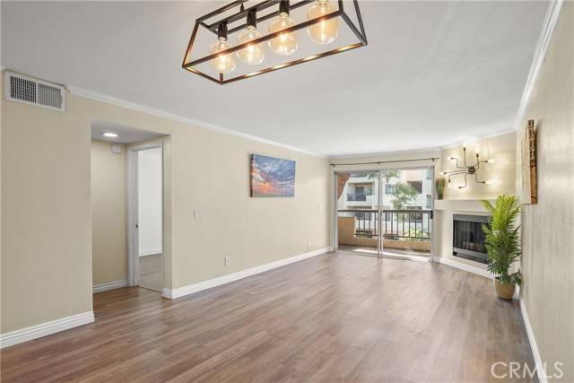 Woodland Hills, CA 91367,5510 Owensmouth Avenue #206