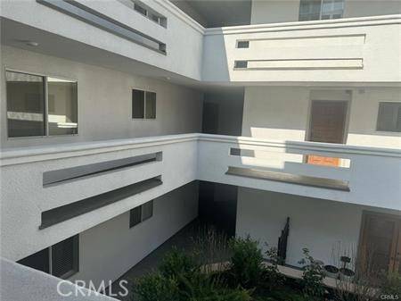 Sherman Oaks, CA 91403,4415 Saugus Avenue #207