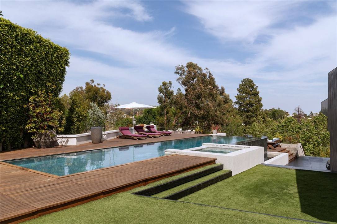 Los Angeles, CA 90049,314 N Barrington Avenue