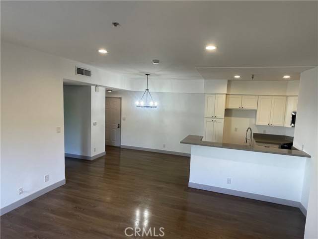 Van Nuys, CA 91411,14914 Hamlin Street #105