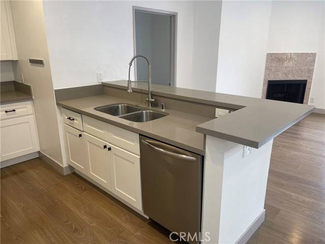 Van Nuys, CA 91411,14914 Hamlin Street #105