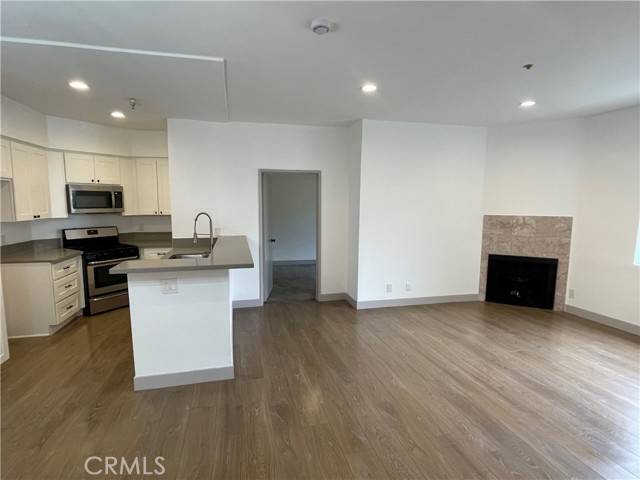 Van Nuys, CA 91411,14914 Hamlin Street #105